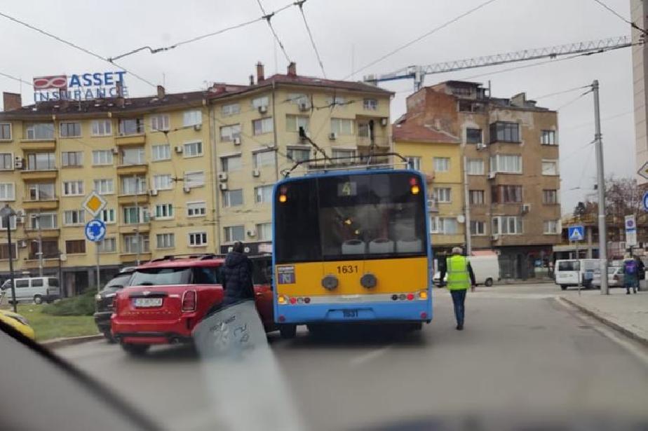 Тролей и кола се удариха до паметника на Васил Левски в София