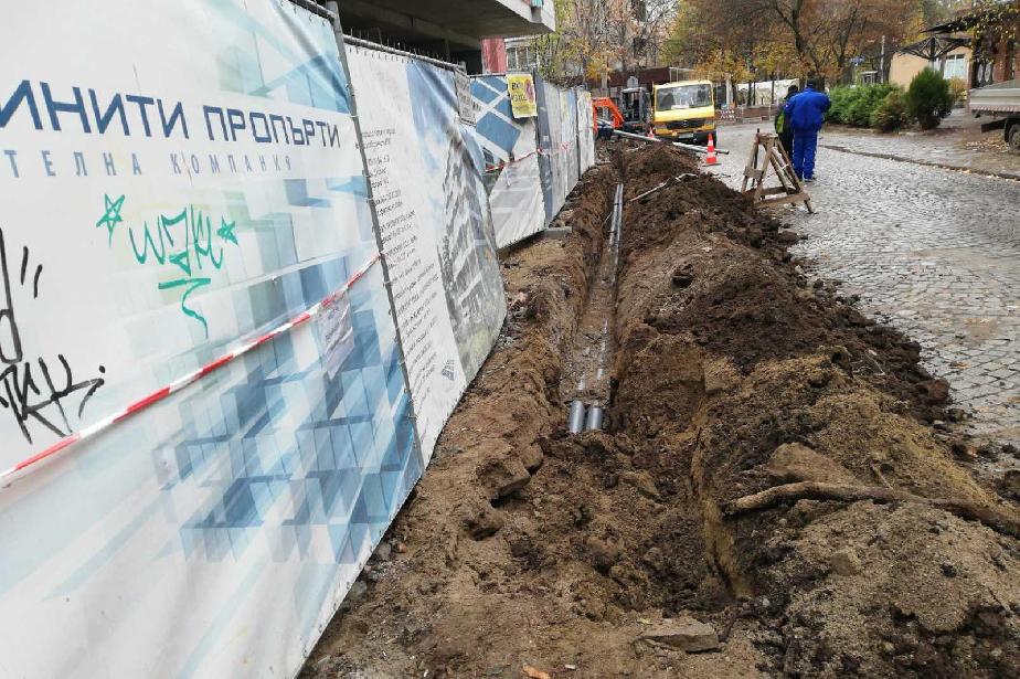 Строителна фирма с акт заради разкопан тротоар в „Слатина“