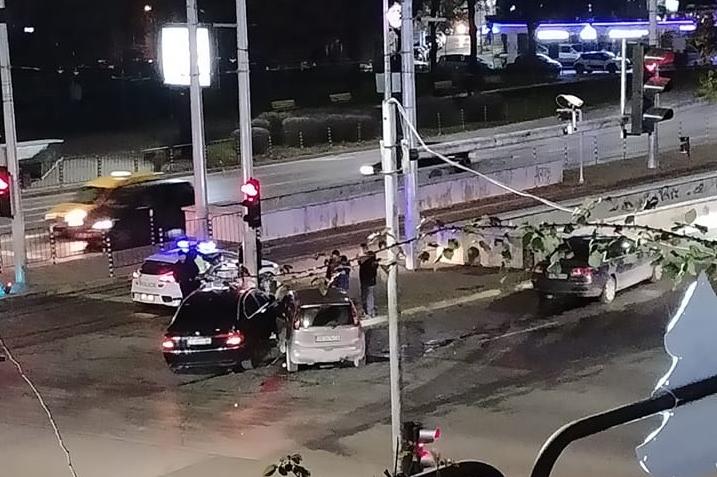 Удариха кола на НСО до НДК в столицата