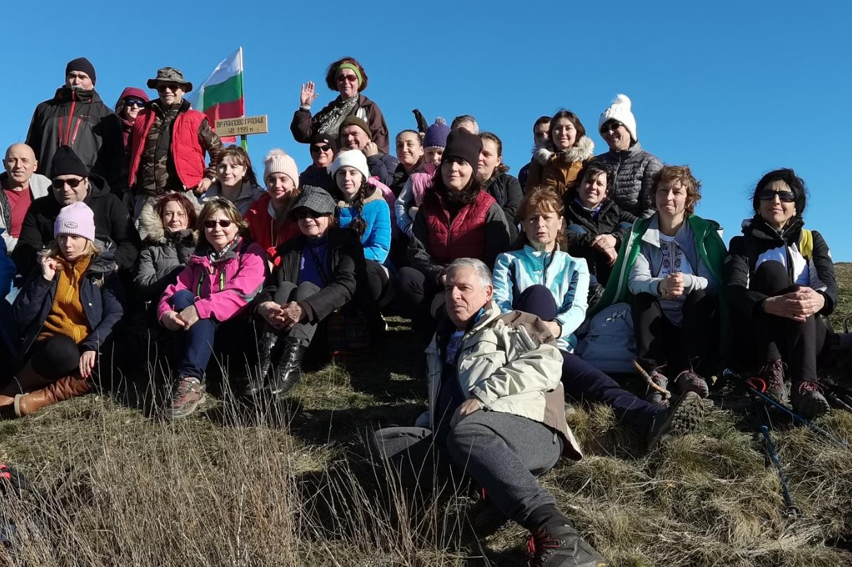 Десетки жители и гости на Банкя започнаха Новата година с поход в планината