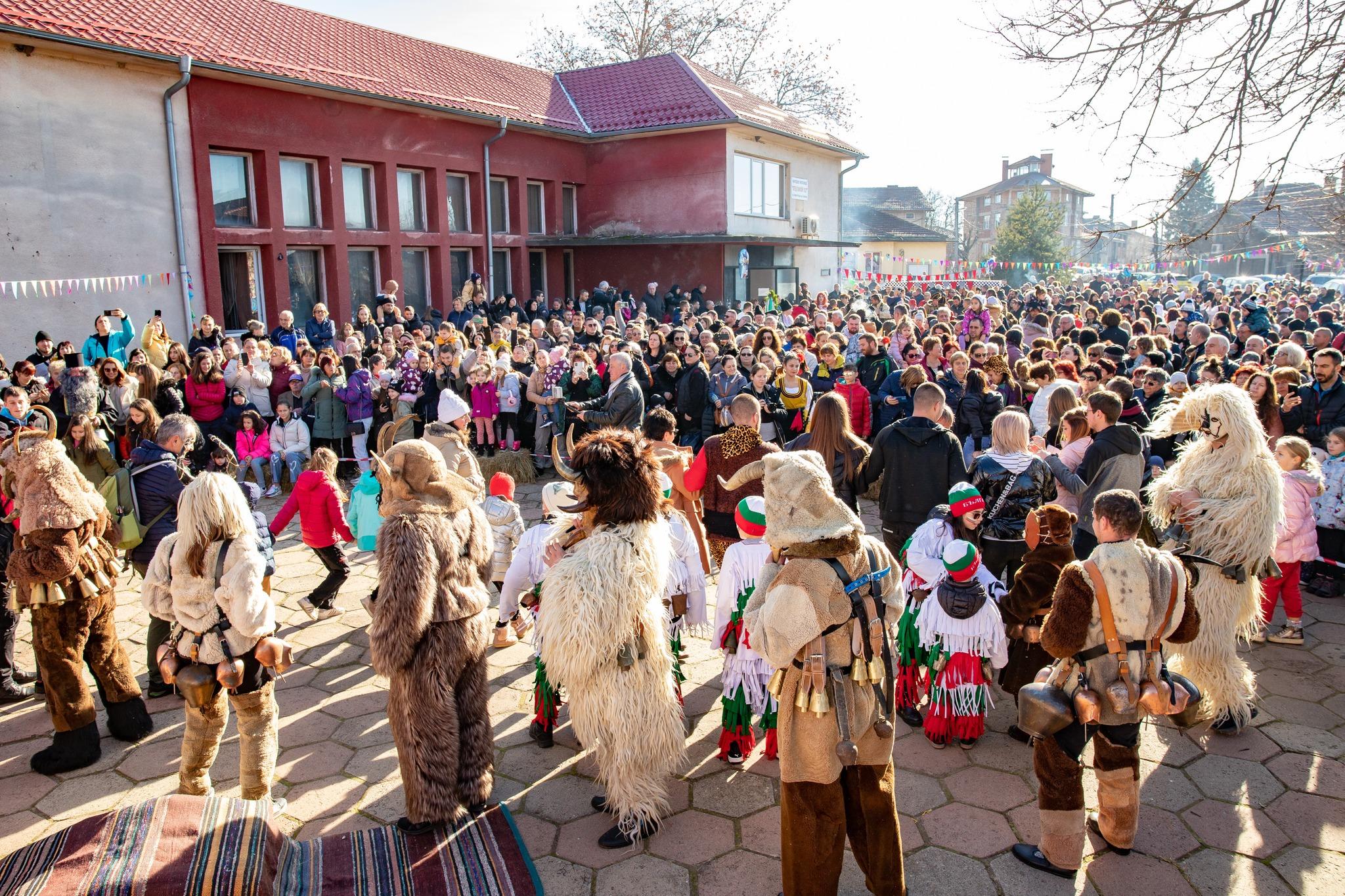Стотици станаха част от празника „Сурва“ в кв. "Гниляне" (СНИМКИ)