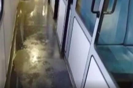 Заваля дъжд в бързия влак София - Варна