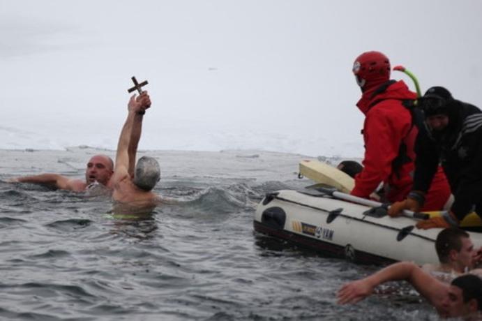 На Богоявление: Смелчаци ще скачат за Кръста в леденото езеро на парк „Друж