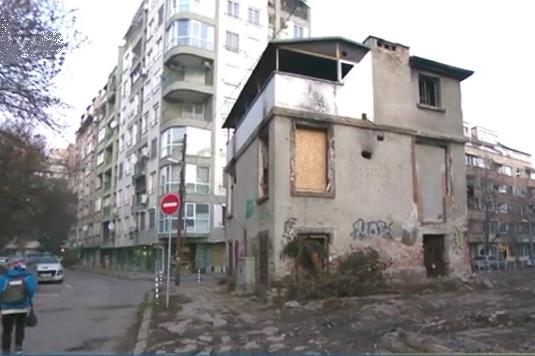 Опасна сграда притеснява жителите на Триадица