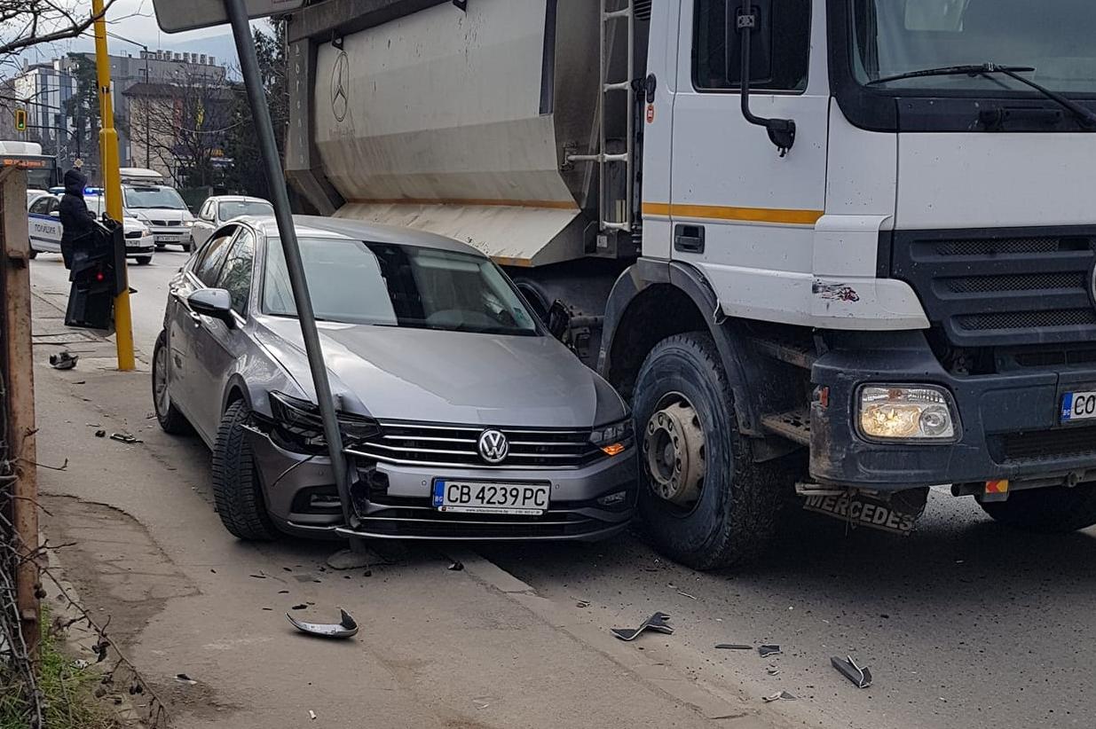Камион удари лека кола на „Симеоновско шосе“