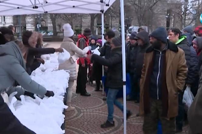 Доброволци раздават топла супа на нуждаещи се в София