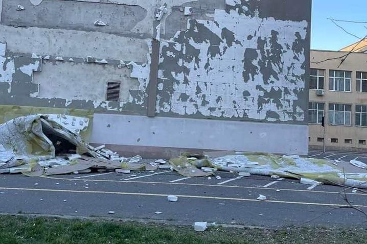 Част от фасадата на столичното на 45 ОУ „К. Величков“ падна заради вятъра