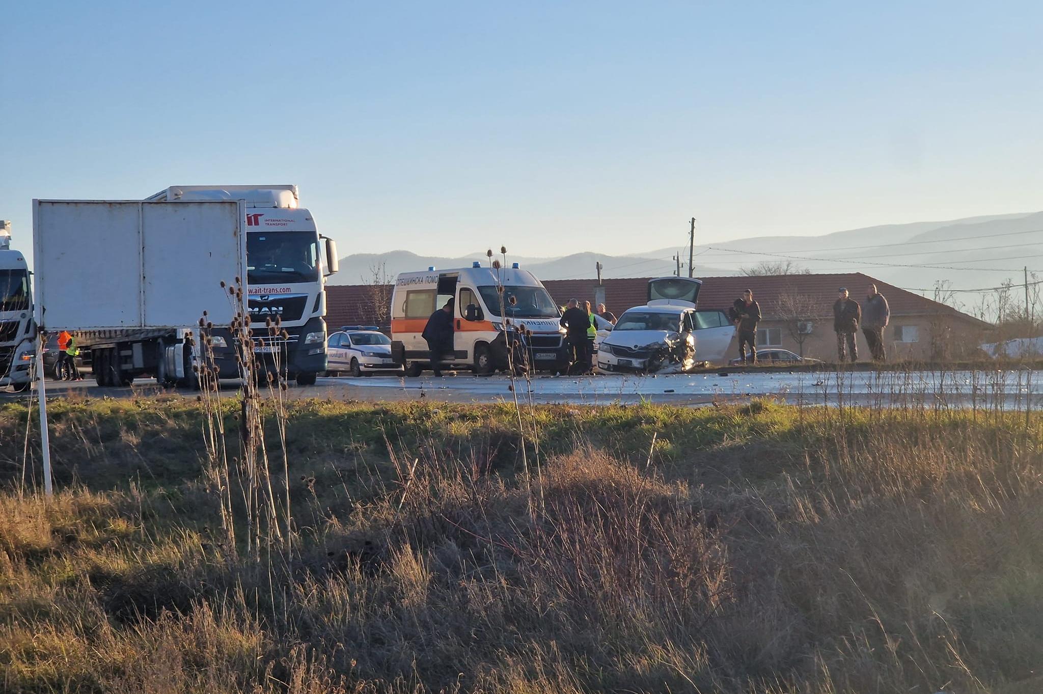 Камион катастрофира край Скравена, колите минават през полето
