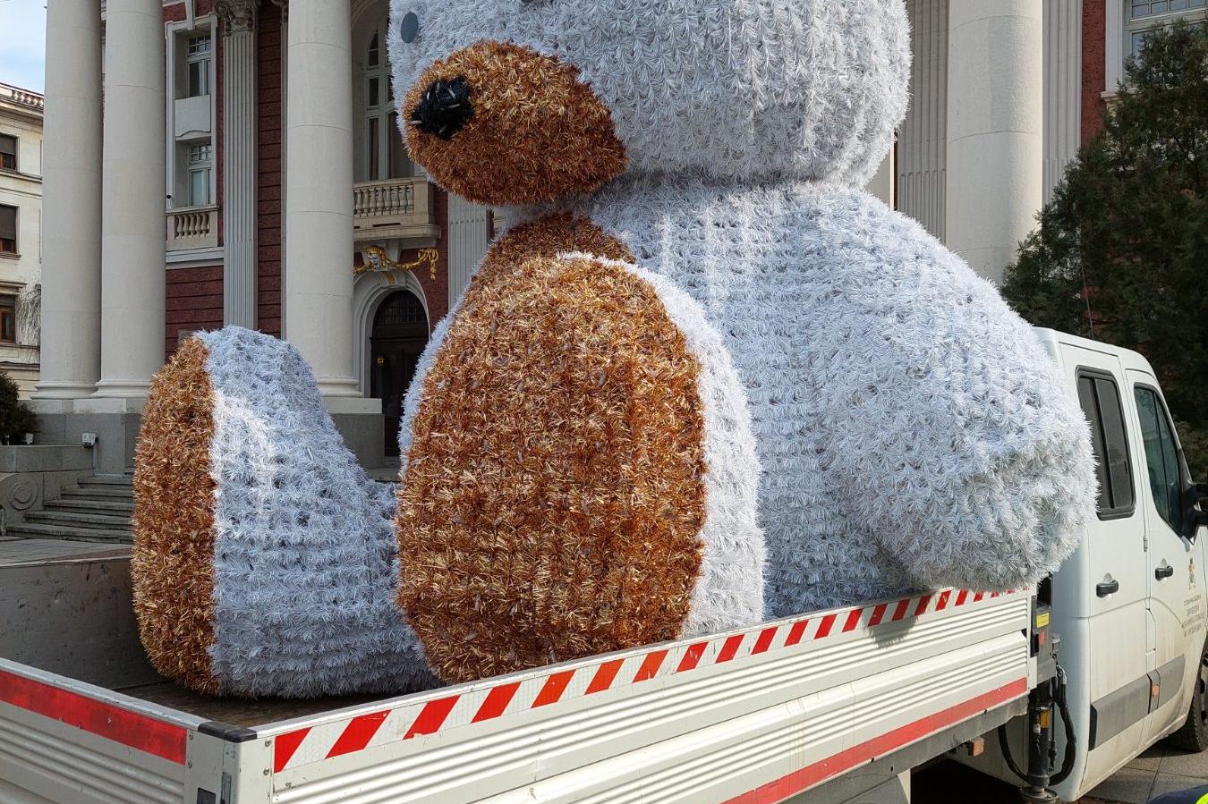 Коледния мечок от Народния театър потегли към зоопарка в София