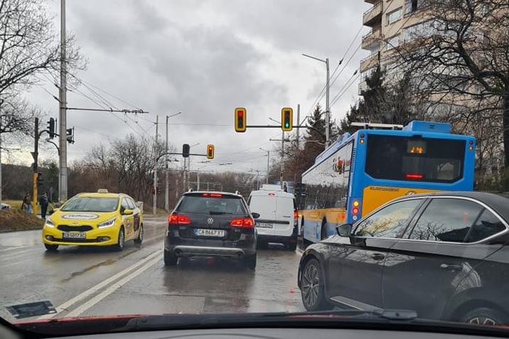 Удар между автобус и кола предизвика задръстване на бул. “П. Тодоров“ в Соф