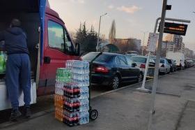 ареждане на магазин блокира спирка на градския транспорт на "Сливница"