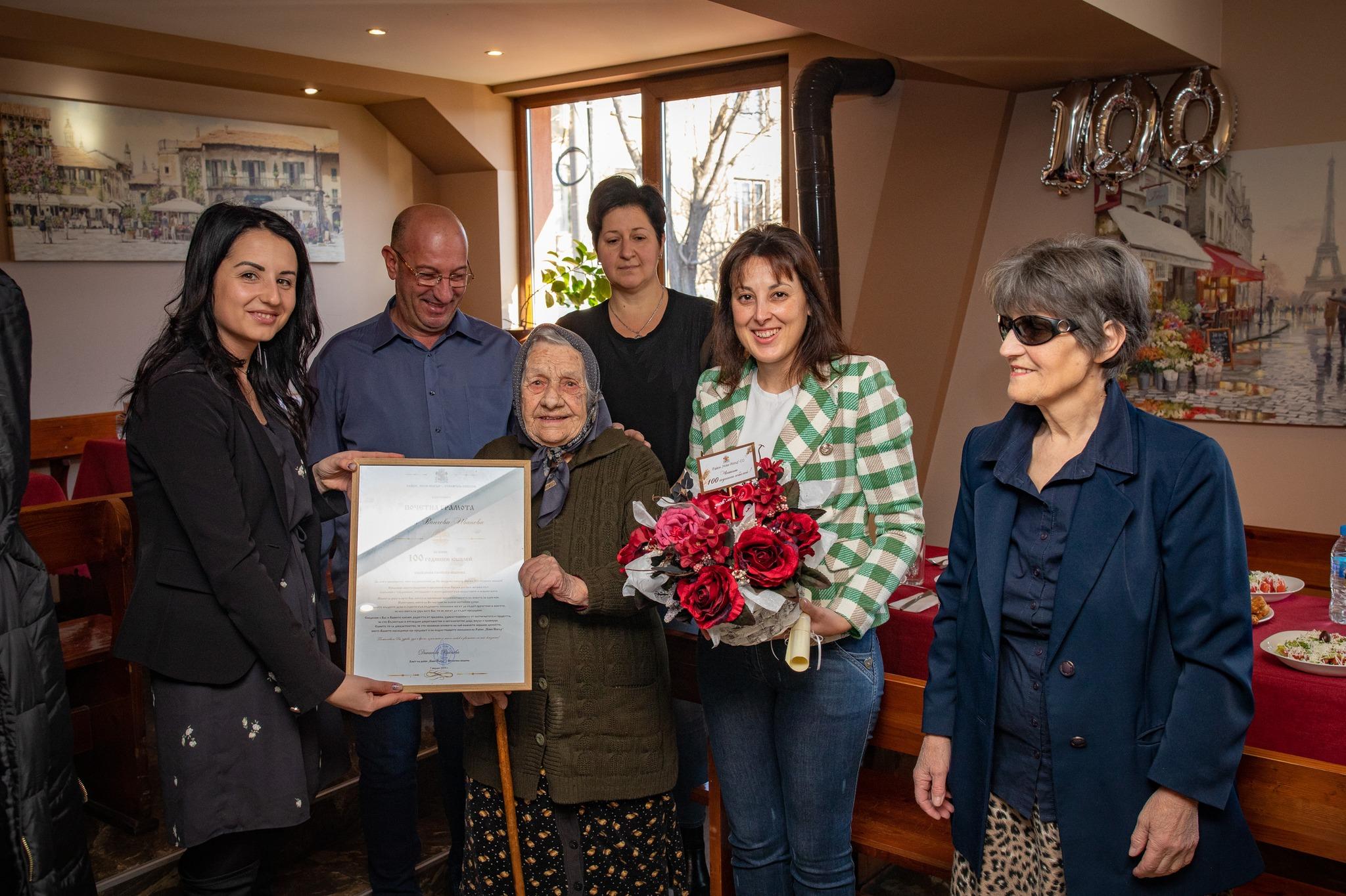 Кметът на Нови Искър уважи столетницата баба Райна в кв. Славовци