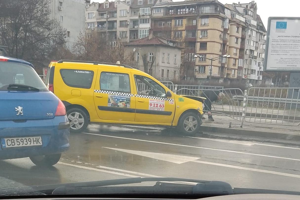 Такси се заби в разделителната ограда на бул. Гешов в столицата
