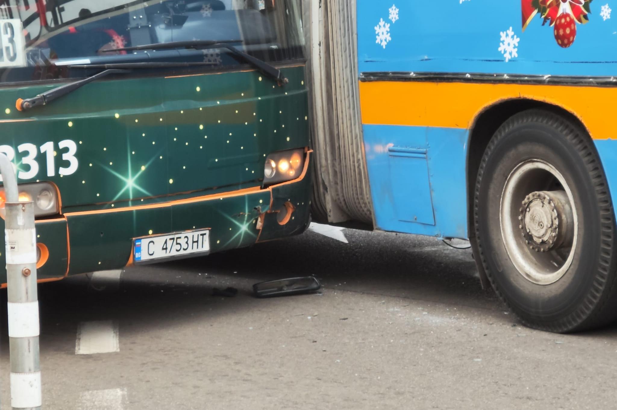 Задръстване на Лъвов мост, удариха се тролей и автобус