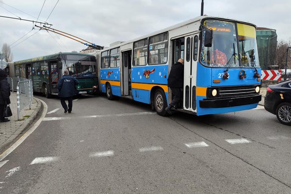 Задръстване на Лъвов мост, удариха се тролей и автобус