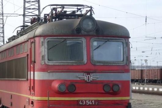 Отново: Запали се локомотивът на влака от Варна за София, няма пострадали