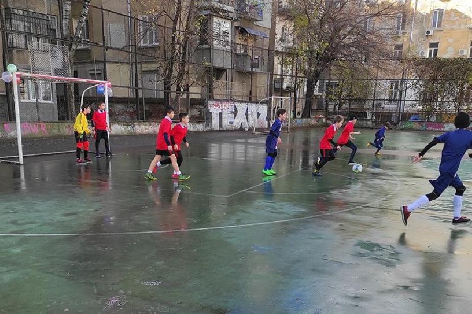 Две училища в район Средец отварят дворовете си за спорт през уикендите