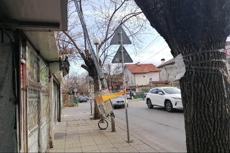 Вятърът наклони стълб с елтабло на ул. Вихрен в Павлово