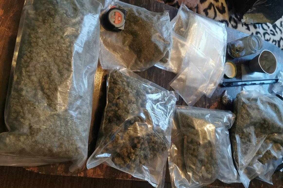 Откриха 3 килограма марихуана в дома на мъж от Костинброд