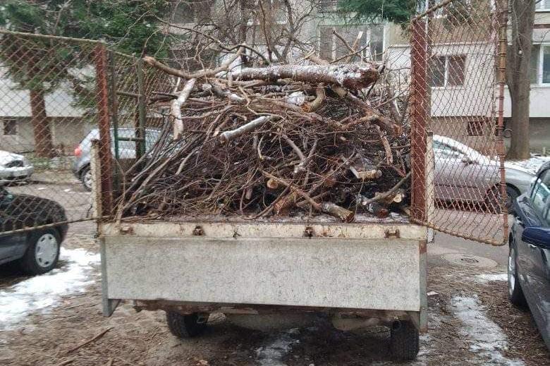 Десетки камиони с боклуци и клони се извозват от кварталите на „Изгрев“