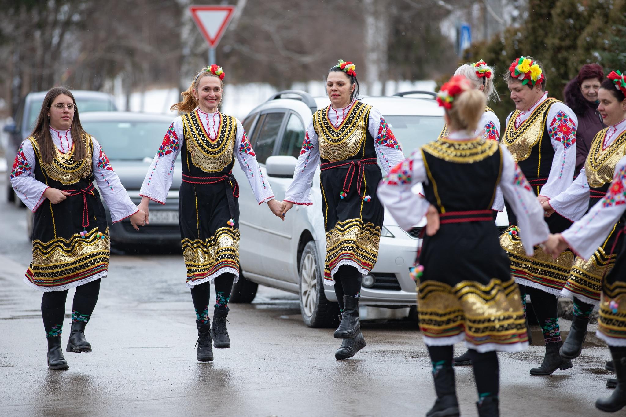 Весели танци и руйно вино белязаха зимния празник в с. Кубратово (СНИМКИ)