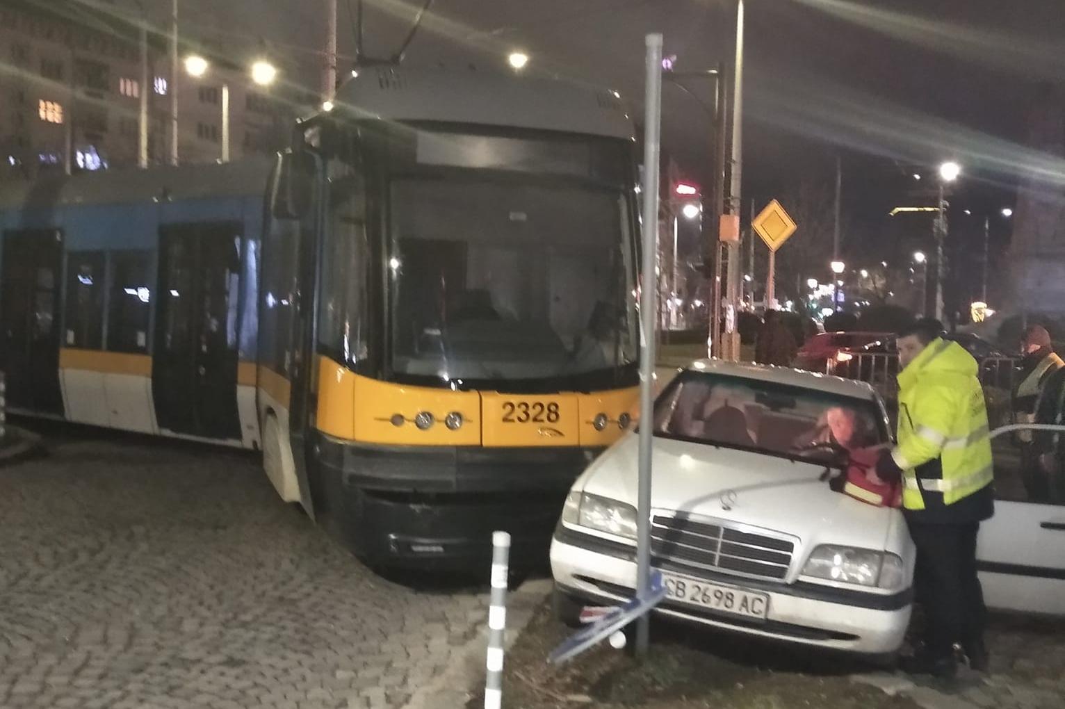 Отново катастрофа между трамвай и кола на Руски паметник в София