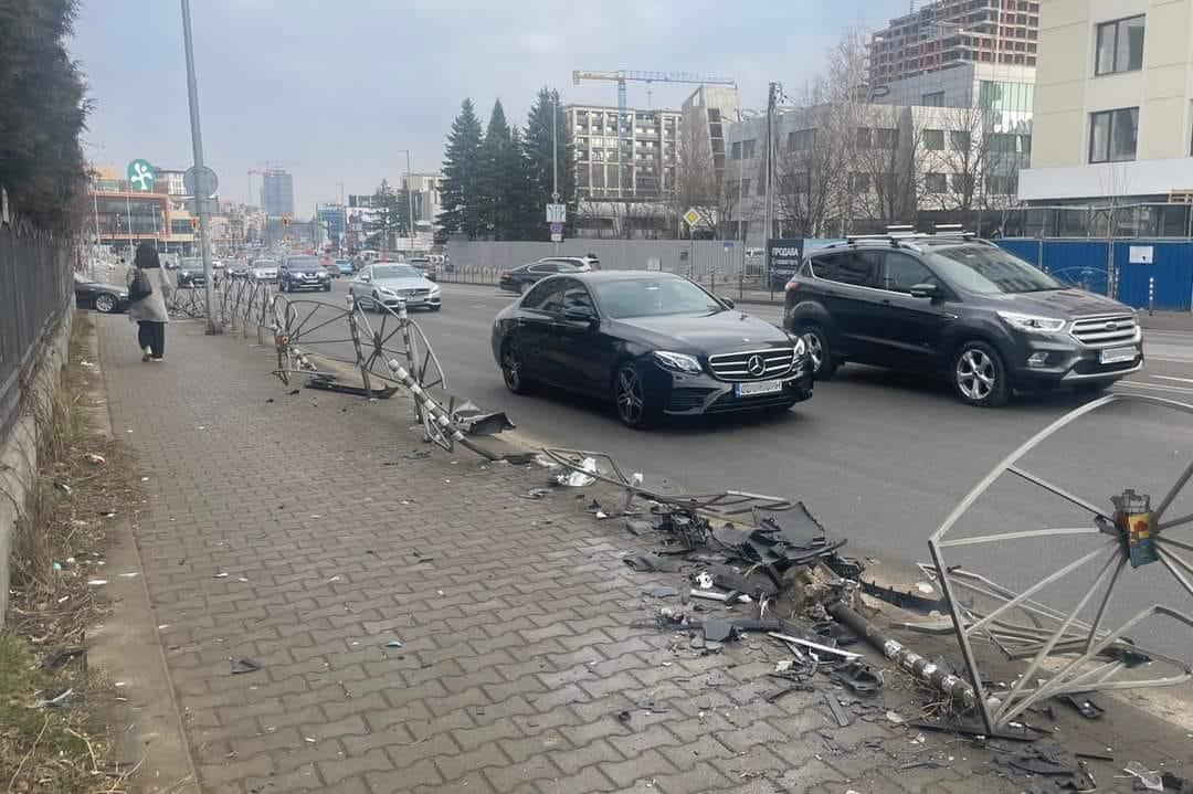 Джигит потроши оградата на бул. Черни връх в София