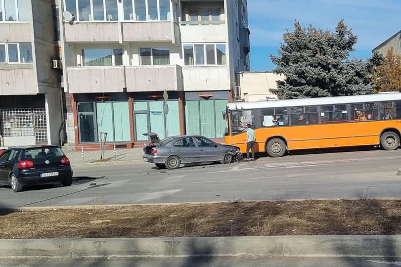 Автобус №73 и две коли се срещнаха в Овча купел 2