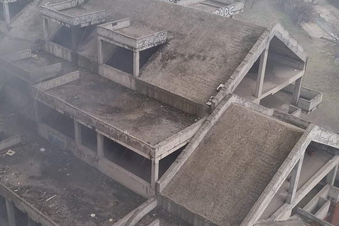 Столичани се оплакват от опасен изоставен строеж в Зона Б-19