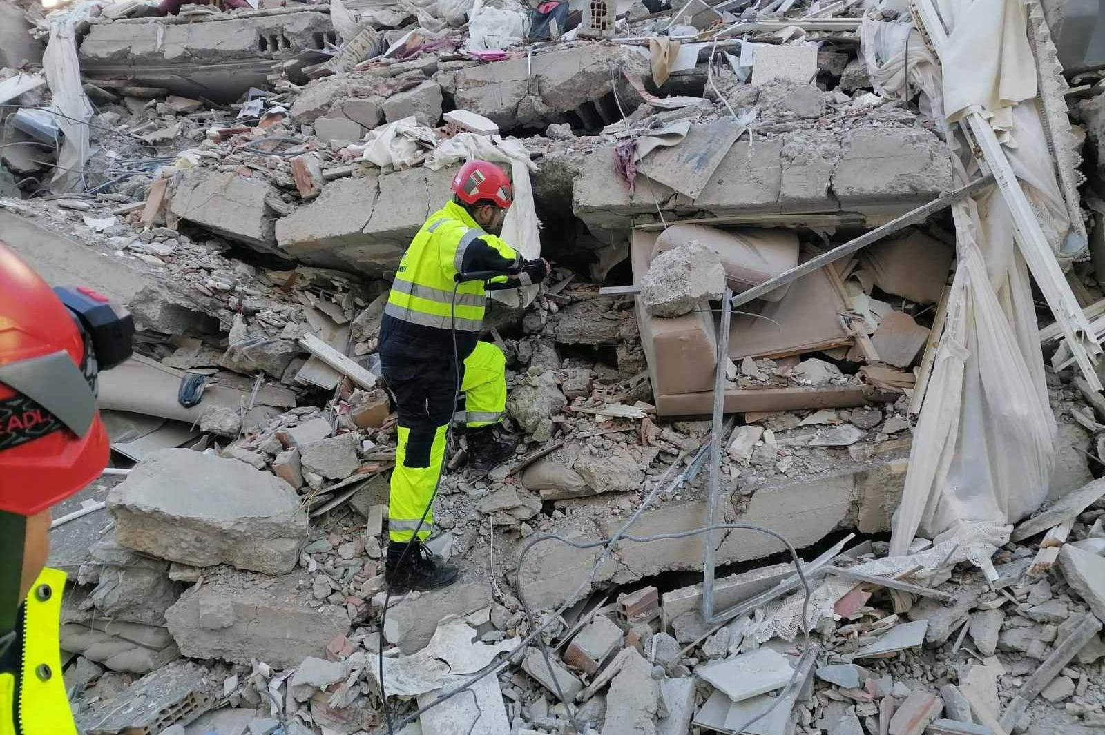 Екипът на АПП откри тяло под руините в Адана