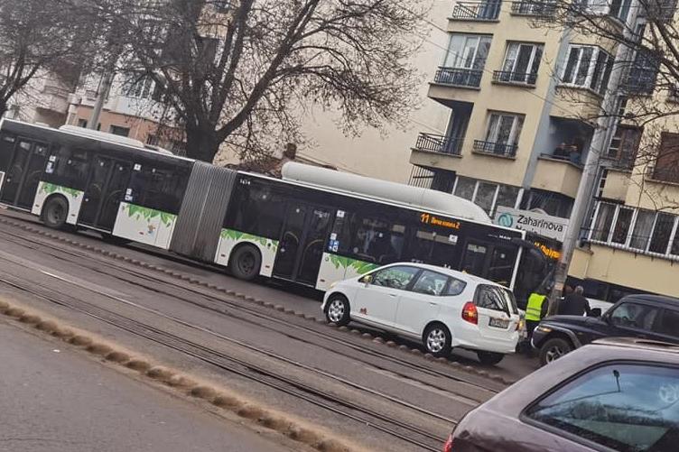 Автобус спря в стълб на столичния бул. "Константин Величков"