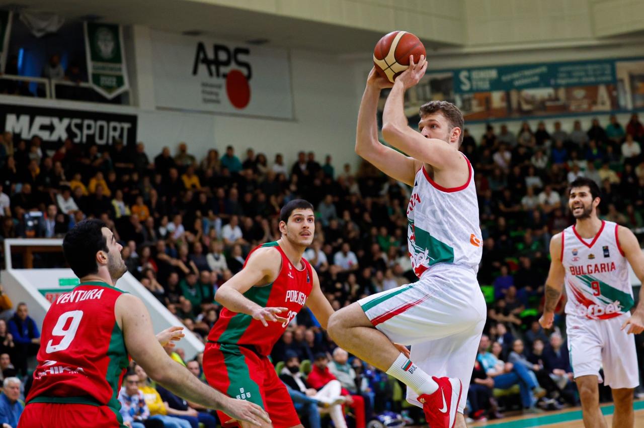 Весела Лечева гледа победата на България срещу Португалия в баскетболната е