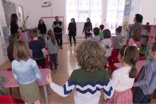 Актьори учат софийски деца на жестов език