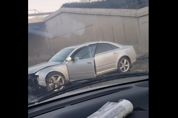 Кола прелетя от Околовръстното в София и се приземи под моста за Драгалевци