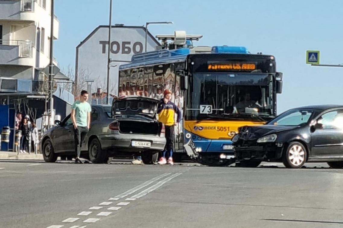 Автобус №73 и две леки коли се срещнаха в Овча купел 2