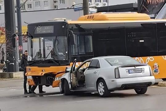 Кола се удари в автобус на столичния бул. „Панчо Владигеров“