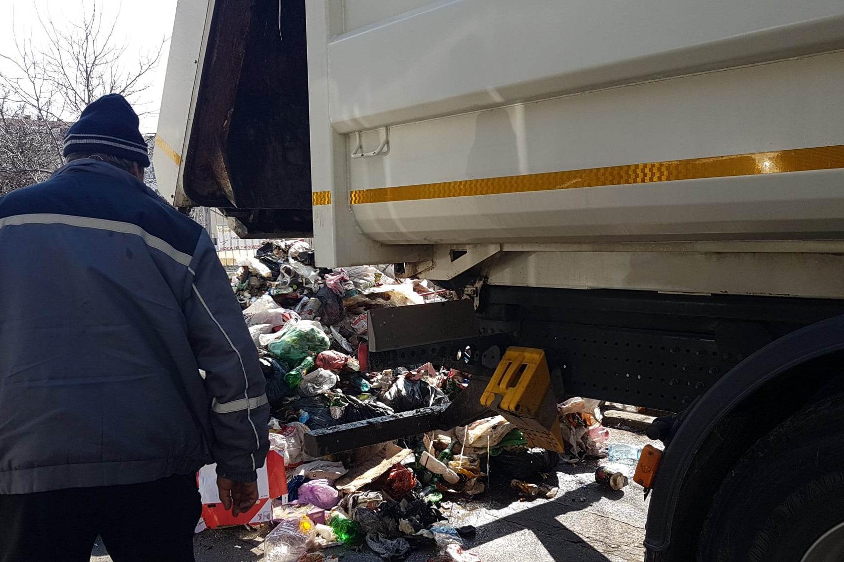 Камион на Титан изсипа тонове боклуци до бл. 11 в столичния Дружба 1