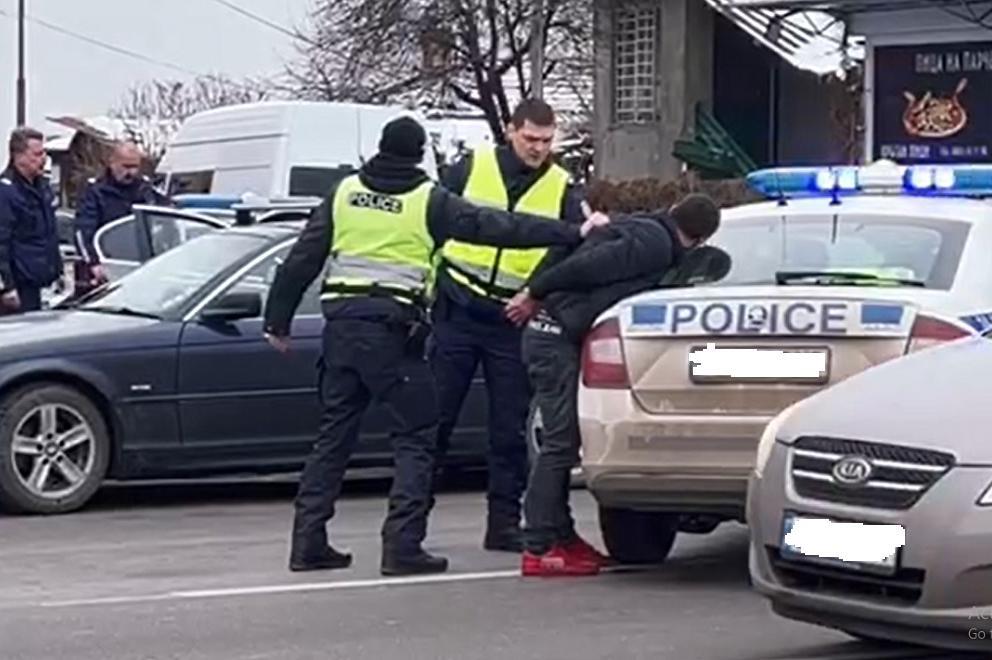 Мъжът, арестуван след гонка с полицията в София, остава в ареста