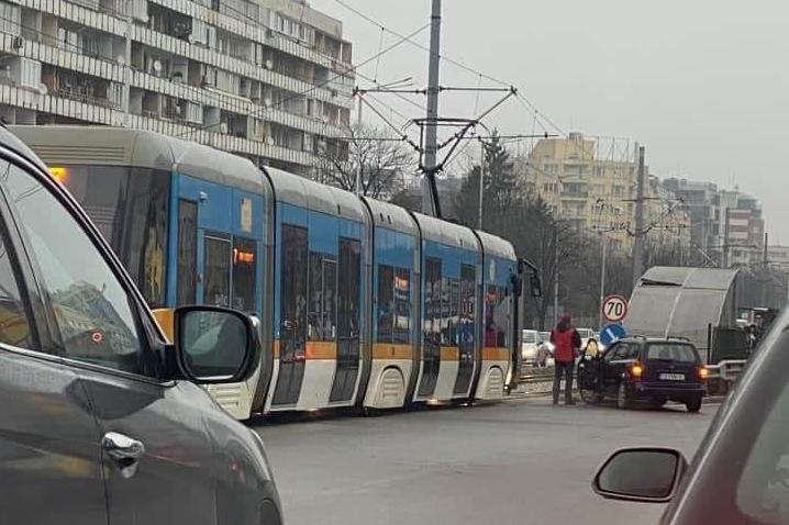 Кола катастрофира и се опита да "влезе" в метрото на бул. България