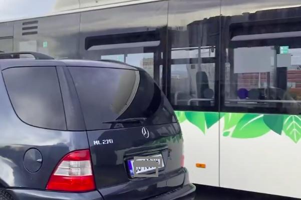Автобус по линия 204 и две коли катастрофираха в бус лентата на Цариградско