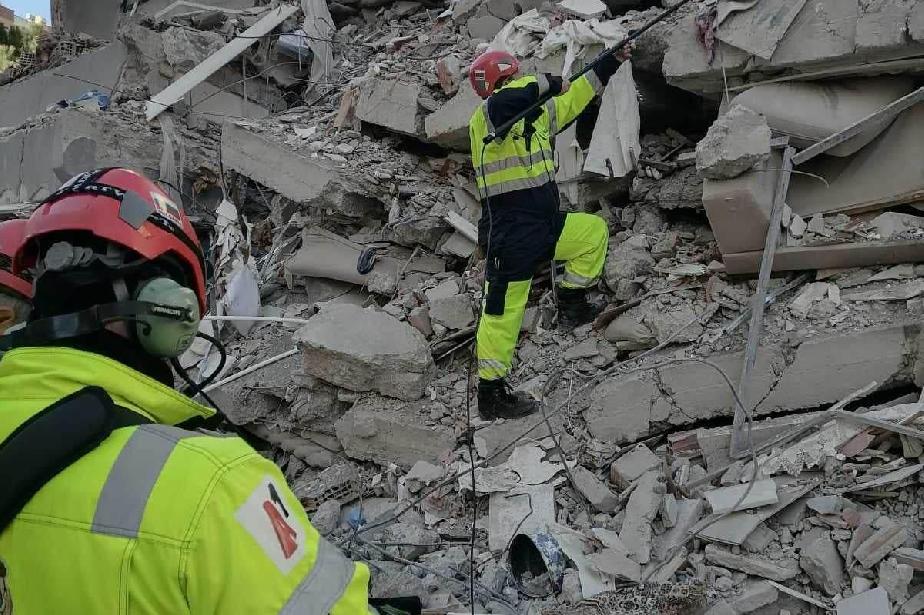Екипът на АПП откри тяло под руините в Адана