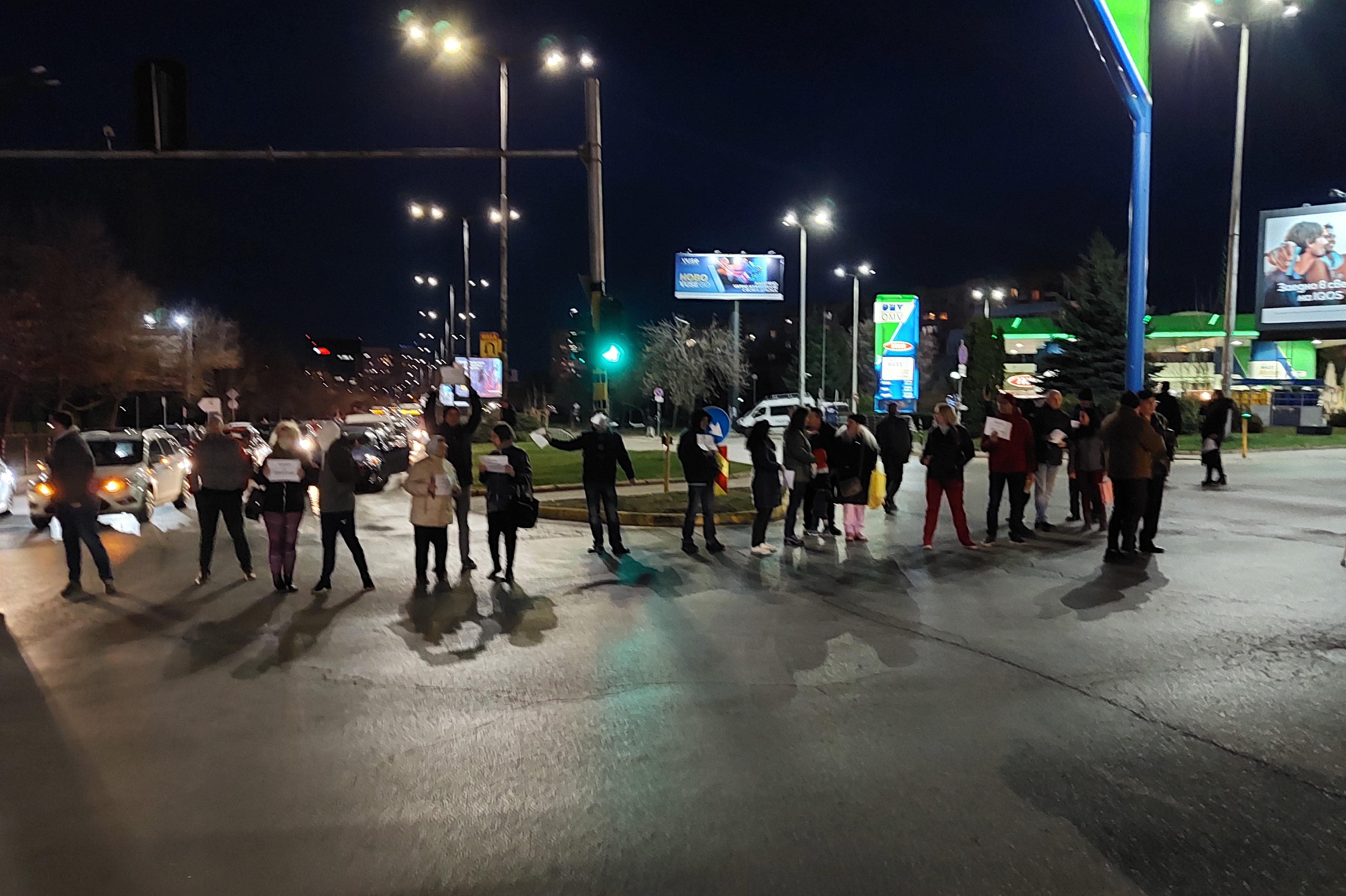Трети ден протестиращи блокират кръстовището на  "Г.М. Димитров и "Драган Ц
