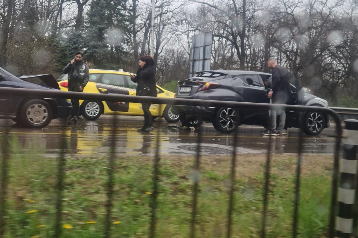 Задръстване по Цариградско шосе заради катастрофа с три коли