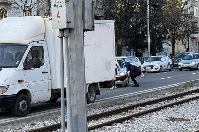 Катастрофа затруднява движението по бул. „България“ в София