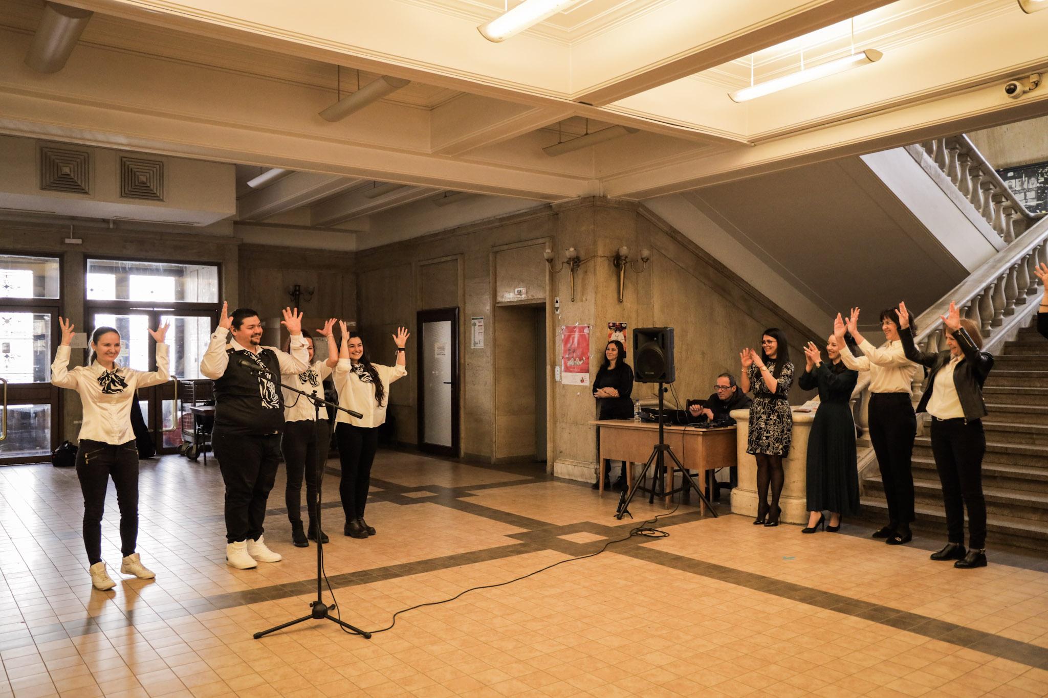 Софийският университет показва изложба, посветена на българския жестов език