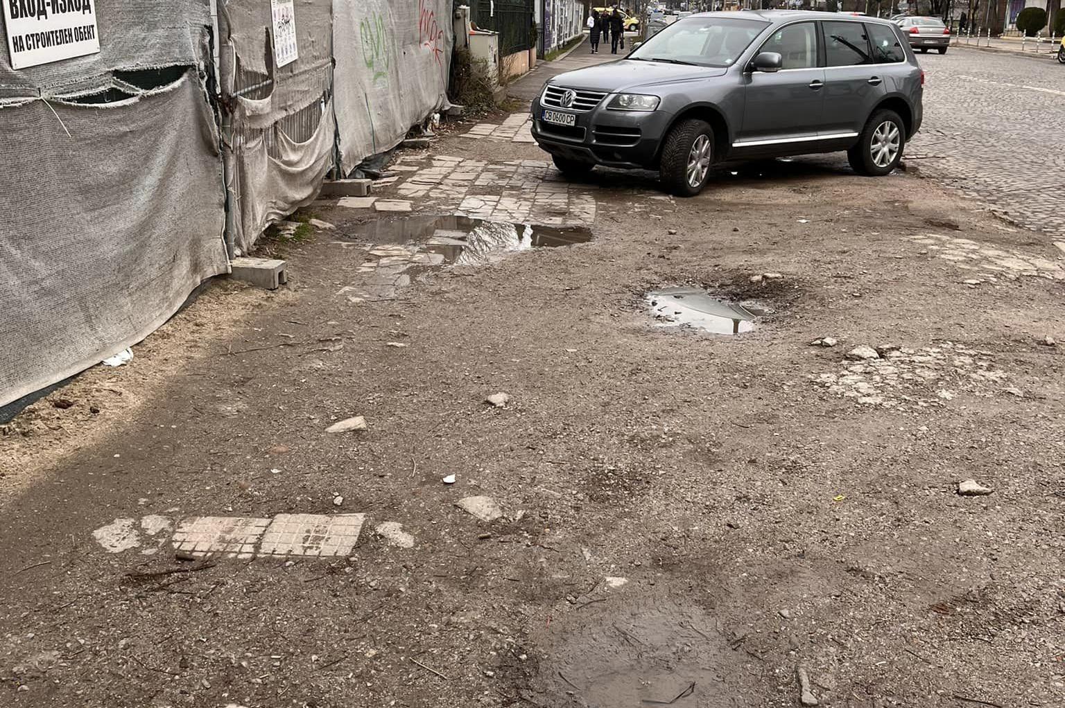 Столичани се оплакват от тротоар в Красно село, който е превърнат в „кална 
