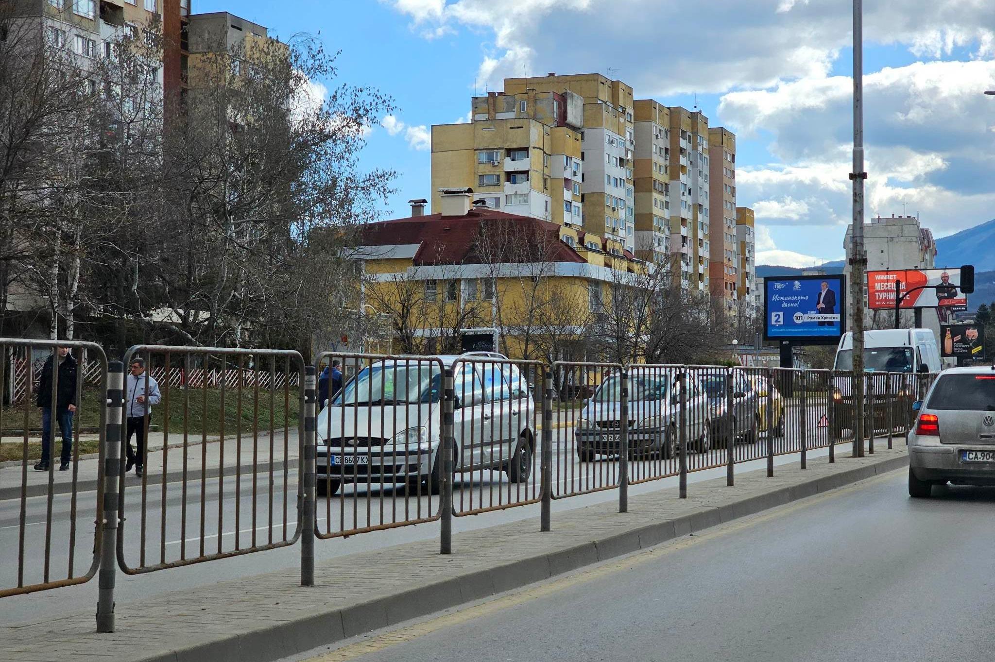 Верижна катастрофа затруднява движението на бул. „Ал. Малинов“ в София