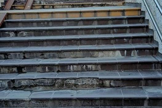 Столичани се оплакват от опасни стълби на подлеза до НДК