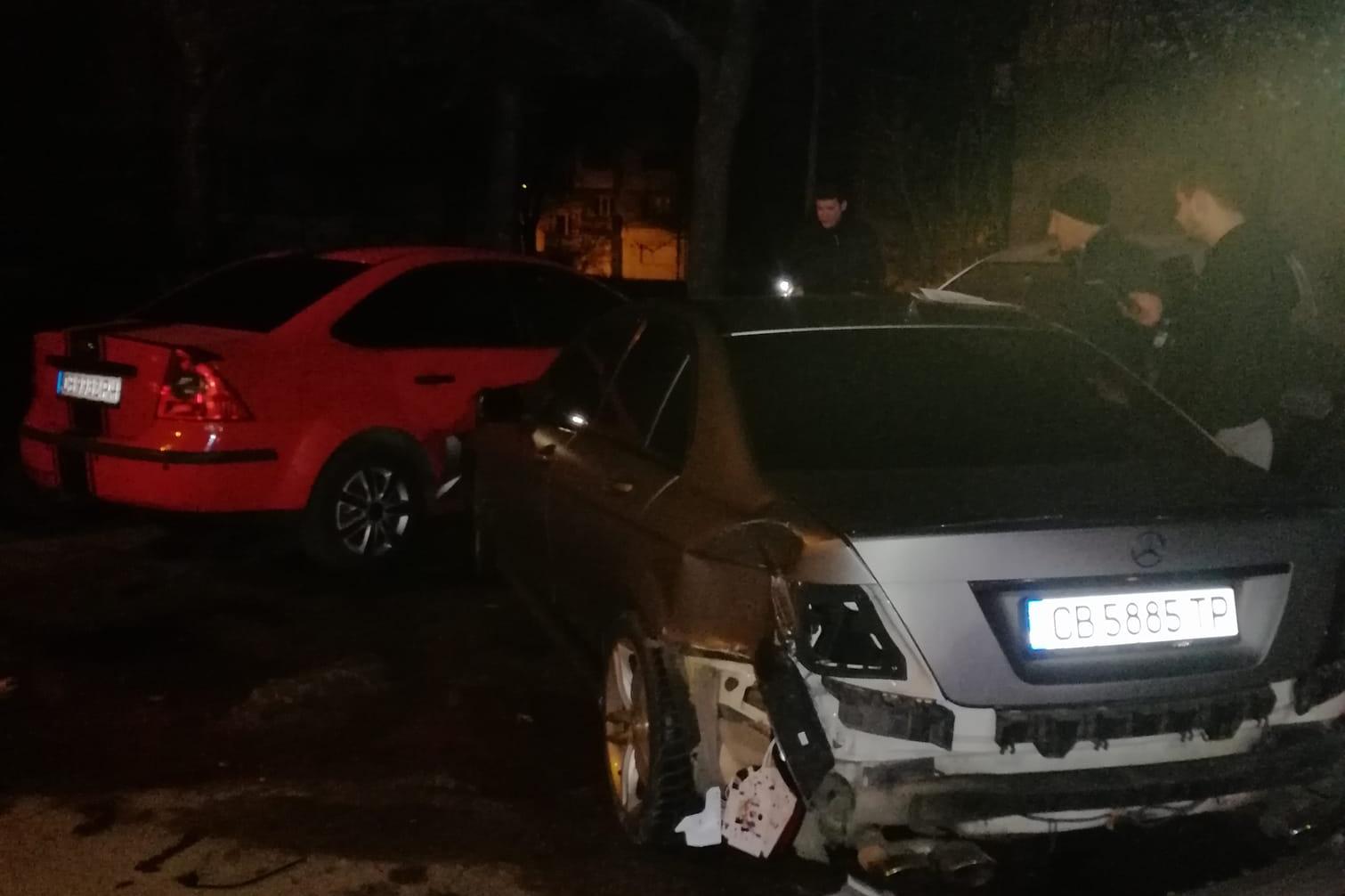 Две коли се удариха на столичната ул. „Гео Милев“, пострадаха и паркирани а