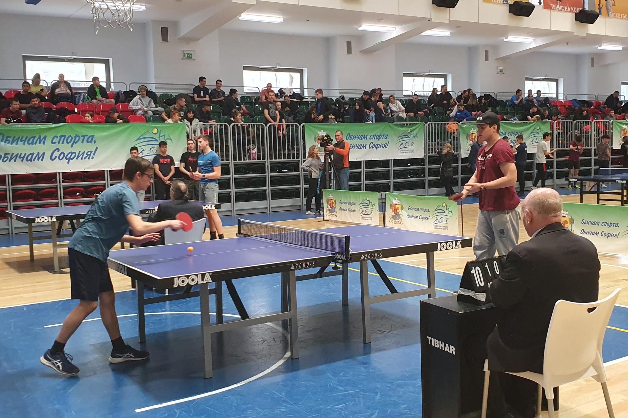 300 деца мериха сили в Ученическо първенство по тенис на маса в София